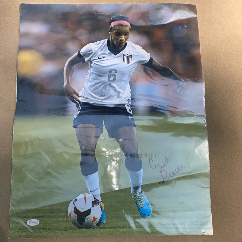 Crystal Dunn, Forward USA Women's National Soccer Team Signed 16 X 20 - JSA COA